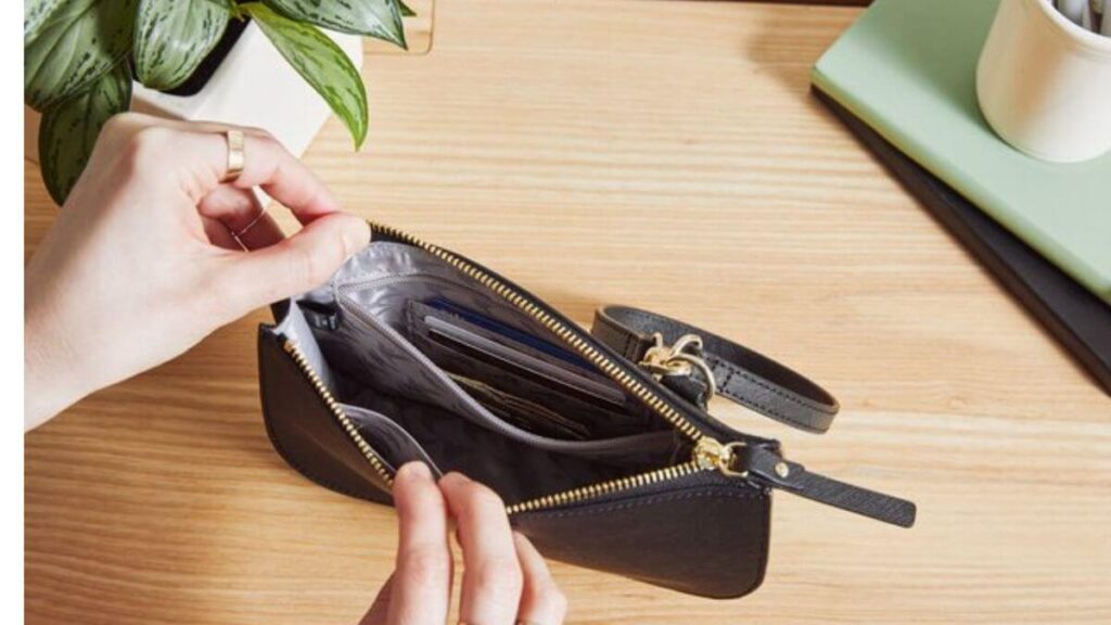 Best Purse for Women in Traveling